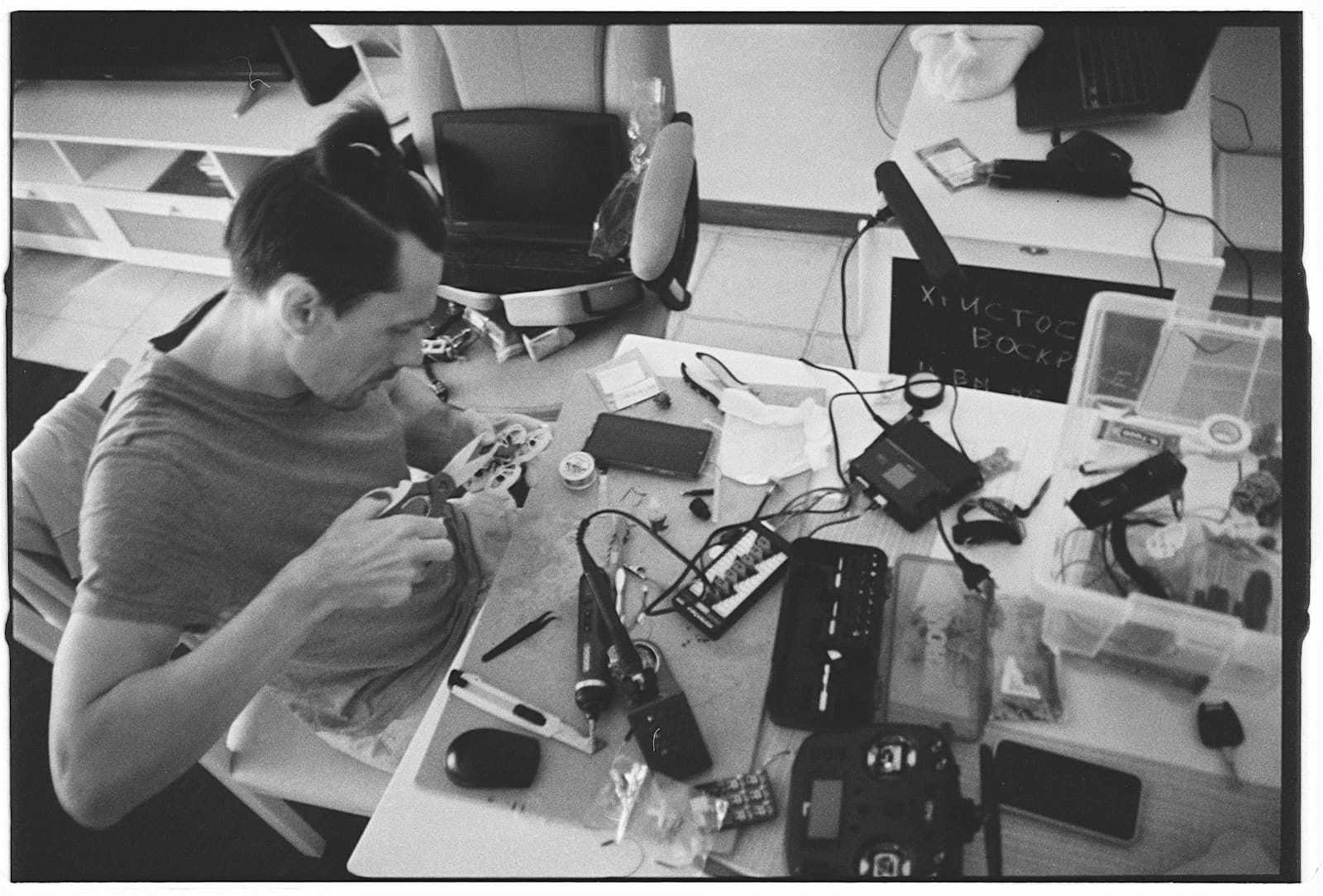 Una persona treballant amb aparells electrònics en un taller
