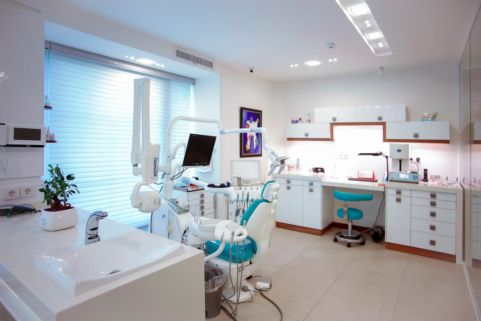 Consulta dental moderna, amb la cadira i l’equip
