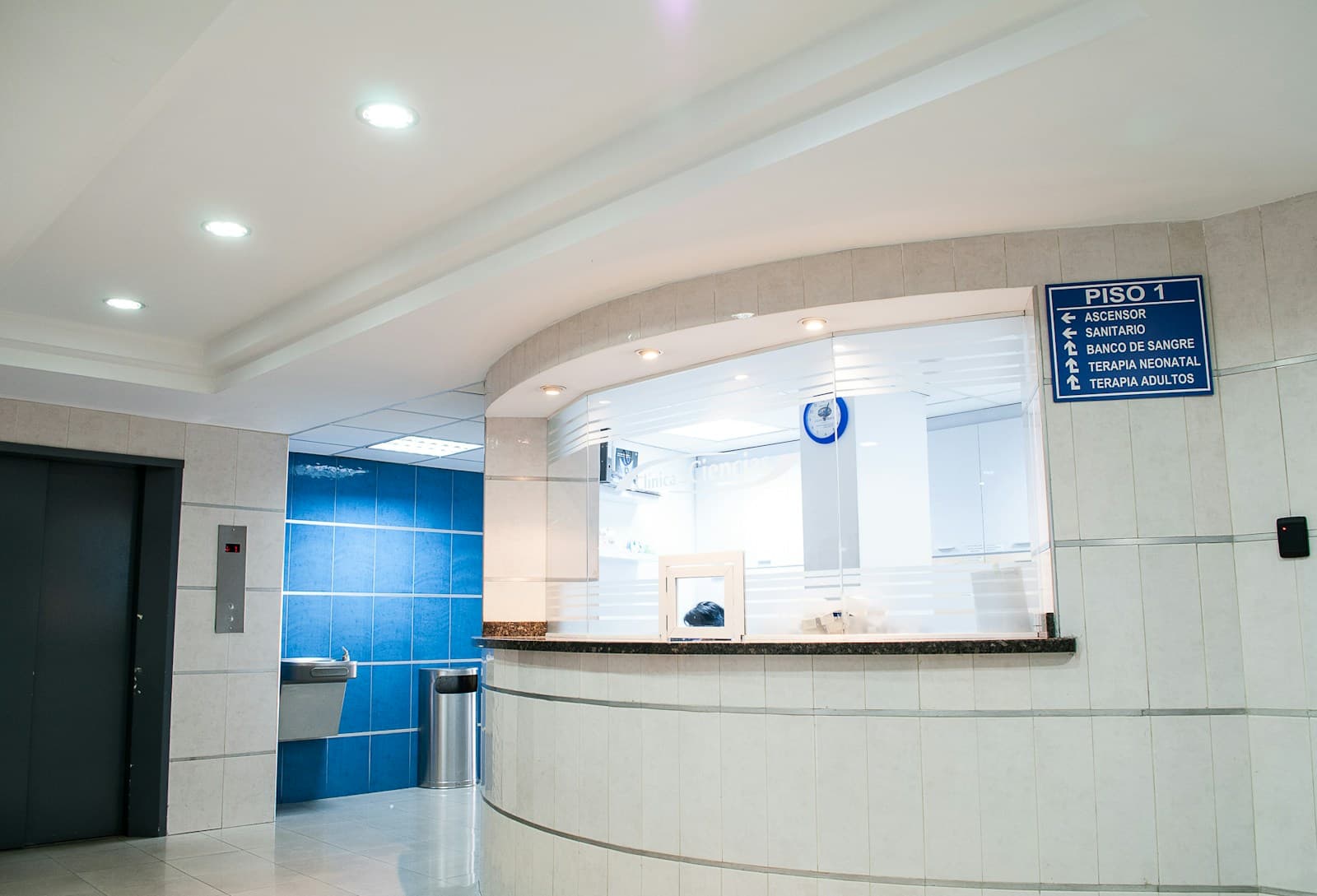 Recepció d’un hospital, amb rètols