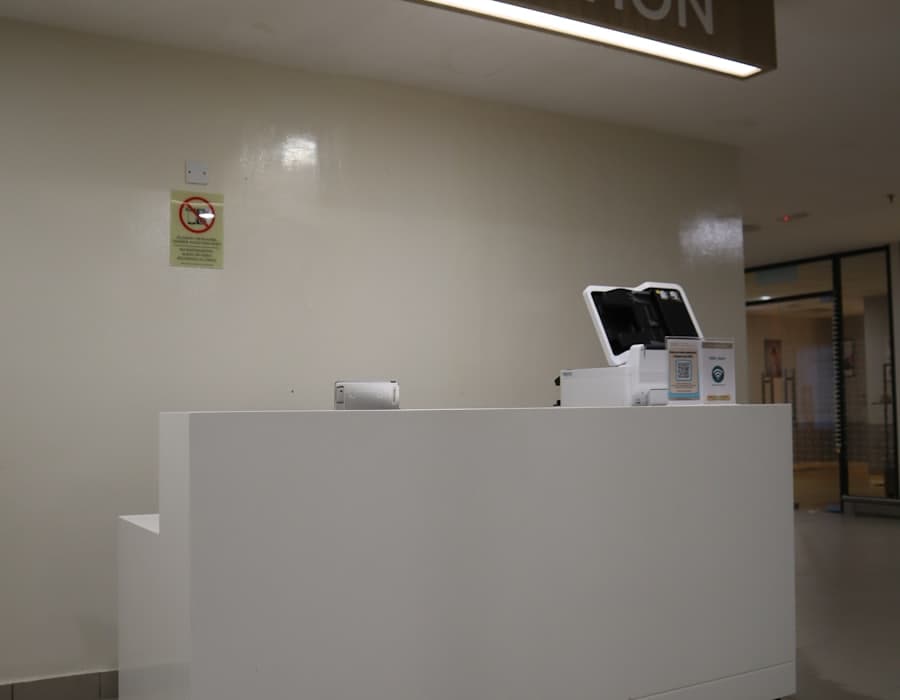 Un taulell de recepció a les fosques, sense ningú