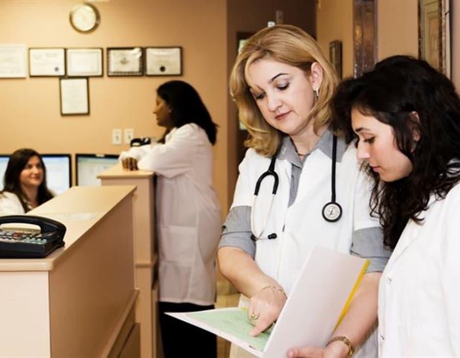 Personal sanitari repassant papers al taulell