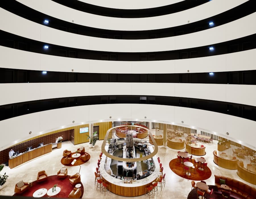El vestíbul d’un hotel vist des de dalt