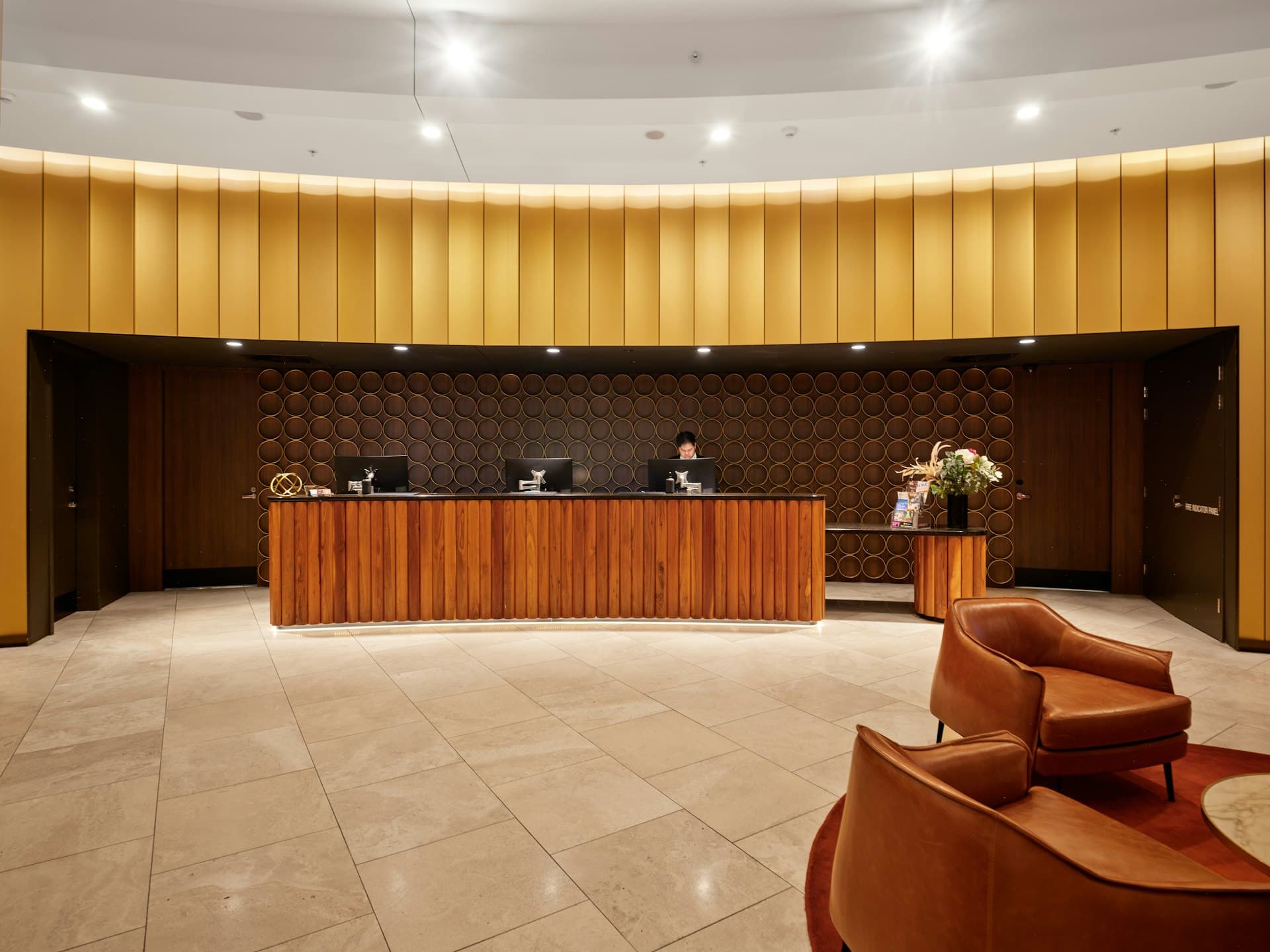 El taulell de recepció d’un hotel, amb el vestíbul buit