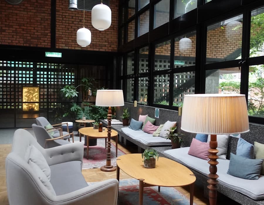 Una sala d’estar d’hotel amb sofàs i llums encesos