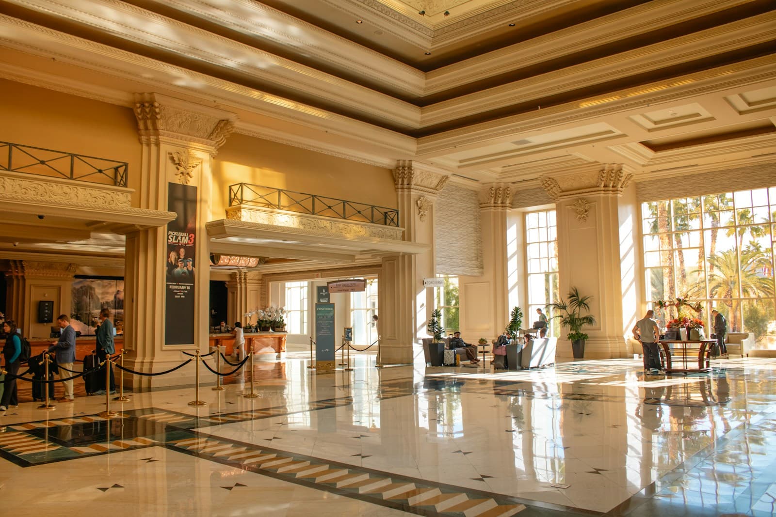 El vestíbul d’un hotel gran, amb hostes fent cua a recepció